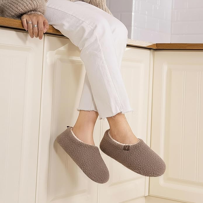 Women’s Fuzzy Memory Foam Slippers with Cozy Curly Fur and Warm Fleece Lining Closed Back Non-Slip House Shoes Lightweight Soft Comfy Indoor Bedroom Slippers