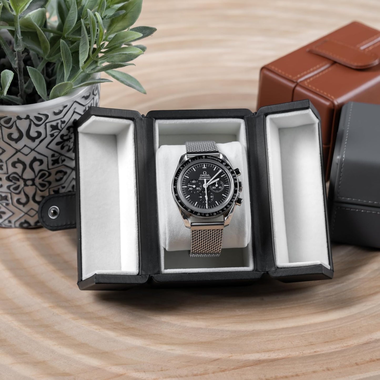 Single Travel Watch Case - Vintage Inspired - Exterior, Soft Microfiber Lining, Fits Up to 42mm Watches - Vegan Leather - Reliable Storage for Home or Travel