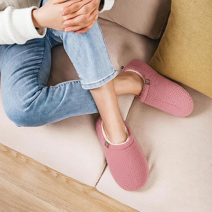 Women’s Fuzzy Memory Foam Slippers with Cozy Curly Fur and Warm Fleece Lining Closed Back Non-Slip House Shoes Lightweight Soft Comfy Indoor Bedroom Slippers