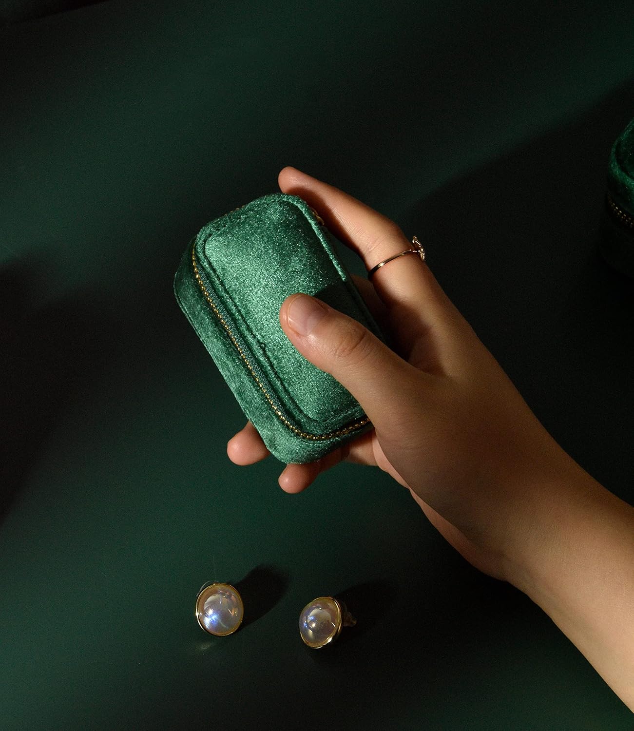 TAIMY Travel Jewelry Case, Mini Jewelry Travel Case, Velvet Small Travel Jewelry Box, Portable Jewelry Travel Organizer Box for Rings Earrings Necklaces(Emerald Green)